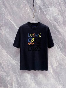 罗意威 2025最新男士高端好货 胸前字母徽标印花图案增添活力感 最经典一目了然的干净与纯粹的结合.必入款推荐 选用190克双股丝光面料制成 纹理清晰 尽显高端