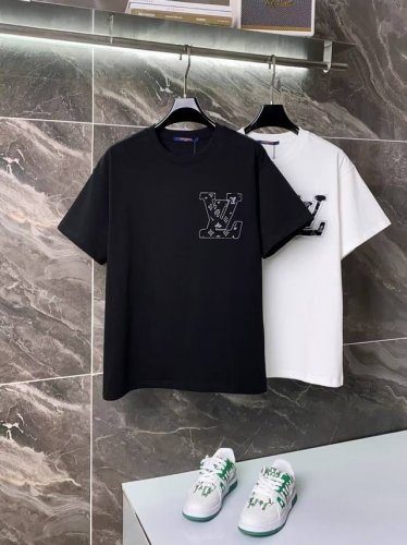 25Ss 新款 Louis Vuitton 路易威登 高品质320克 破坏镂空刺绣字母 原版面料 官方同款 短袖T恤 同缸染面料 手感非常舒服 春夏最新砖柜同步