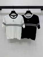 上新原单高端品质 Chane* 2025春夏最新系列 横条纹针织短袖 定制丝毛纱线织造 品相十足 沿用线条走位 胸前横杆条纹延伸至手袖与领口呼应 双C金属点缀