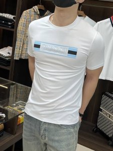 主推 Gucci 秋冬新品发布古驰圆领短袖 纯棉面料 定义高端产品 3D立体制版 贴身舒适 欧洲标准环保染色 去除所有重金属 微生物 达到国际标准 胸前绣花 少