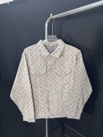 款号：He208 Louisvuitton Lv满印提花牛仔外套 面料采用定制满印Logo牛仔面料，设计感十足，上身有型，定制带有Logo的纽扣，专柜同步，三标