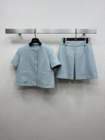 Dio*25Ss春夏新品 套装 圆领短袖上衣搭配短裤 一套上身气质名媛风 定制纽扣Cd 设计版型百搭不挑人 做工品质看细节 两色Sml. 上衣半裙