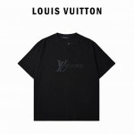 Louis Vuitton 路易威登 镭射虹彩竖纹印花短袖T恤 拍照真的抢镜！本款T恤以分饰前后的1Vvers标识和1Vmonogram花卉图案展现色彩律动，彰