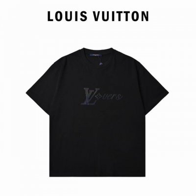 Louis Vuitton 路易威登 镭射虹彩竖纹印花短袖T恤 拍照真的抢镜！本款T恤以分饰前后的1Vvers标识和1Vmonogram花卉图案展现色彩律动，彰