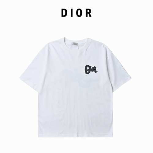 Dior 迪奥 艺术字体字母Logo短袖T恤 埃及进口顶级面料，甄选尼罗河区域光照极好的上等棉花原料，经过意大利百年工坊定织定染而成，棉感十足，舒适性与透气性兼