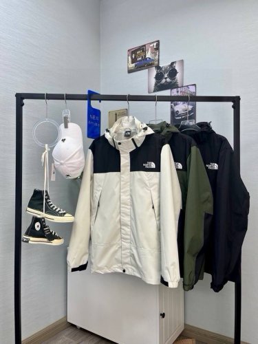 北面拼接冲锋衣 tnf北面The North Face拼接连帽外套夹克冲锋衣 宽松显瘦 高品质 帽子有注塑调节扣可随意调节 穿着方便 Wang炸绝绝子 春季极品