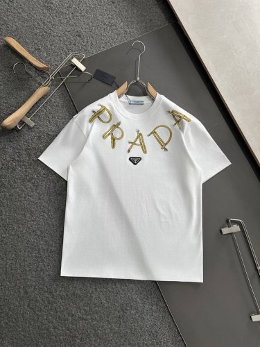 prad 2025Ss春夏最新款圆领时尚短袖T恤，官网同步，专柜纯棉面料！贴肤舒适，耐看又好穿，经典简约Logo设计，原厂工艺一丝不苟，型男必备单品 码数M-3