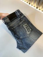 burber*Y巴*莉 2025春夏新品男士高端休闲百搭牛仔裤！对于Bur粉丝来说，这样大气的经典设计足矣一眼种草，是今年Bur所有牛仔裤当中最帅的一个系列，我