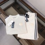 Dior 迪奥 2025春夏最新款男女同款休闲圆领套装，品牌最新设计元素！既不单调也不复杂，好处的展现品味！定制刺绣Logo点缀 舒适吸汗透气根本不在话下～ 面
