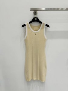 chanel 2025 沙滩春夏新品 撞色修身针织背心裙 金属装饰设计百搭减龄又时髦 少女穿搭修身版型不挑人上身巨显瘦 码数 Sml