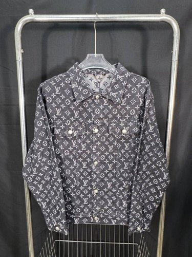 款号：He203 Louis Vuitton路易威登Lv满印牛仔提花外套 衣服面料采用Lv满印字母提花彩绘原版牛仔面料，上身立体有型当季爆款，定制原版五金铁扣圆