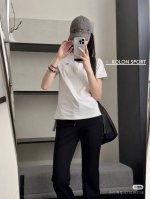 半高领的设计风格，再加上隐形拉链配合，更加突显气质和对时尚的追求，是出游休闲首选推荐，以性能与舒适为主打，修身裁剪版型，塑形美体显瘦，
