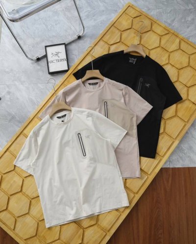 arcteryx 始祖鸟新款户外休闲三色短袖 采用麻桑单面 面料 材质优势 麻纤维透气、吸湿快干、抗菌防霉， 免烫赋予面料挺括感和自然粗犷纹理。柔软亲肤、光泽优