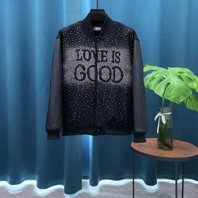 Goodbrand Love Is Good 走秀款满钻棒球服外套夹克 订购原版开模 历时一个月终于出货了，简直太爱了 上身真的超级帅。随意翻翻街拍 就能发现明