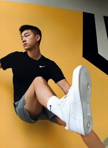 新款上新 Nike耐克反光标速干夜跑短袖 专柜爆款 夜跑神器 Nike官网销量Top前3，面料选用高科技Fit弹力运动速干面料，布满针孔大小的网眼，仔细看像条纹