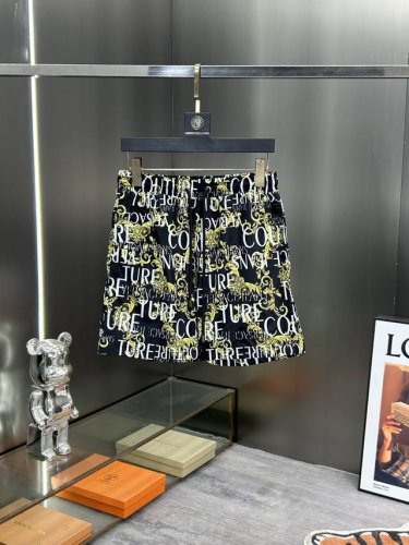 范思哲 主推夏季最新款 男士休闲短裤，沙滩裤，定制速干面料，质感软糯顺滑，不仅是沙滩上的霸主，即使体闲穿上街也是型得很，夏季百搭单品。男女同款 尺码：M-3Xl