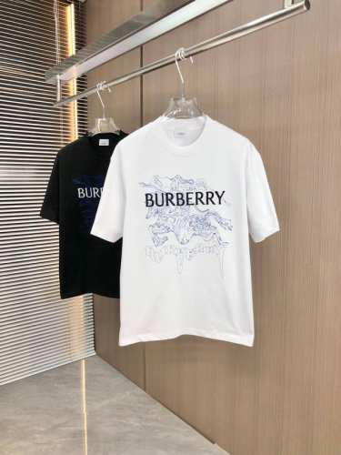Bur 巴宝莉 2025春夏新款 圆领短袖 战马双线绣字母立体绣花工艺 采用高克重320克双纱精梳棉面料 微宽松版型 面料手感柔软厚实 男女同款 码数：Smlx