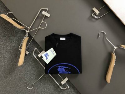 bbr合身版型M-Xxxl 25春夏顶级骑士印花经典短袖，精致工艺专柜面料，顶级元素融合打造，经典短袖3标齐全，潮男时尚，无论是上身舒适度还是都是无可比拟的存在