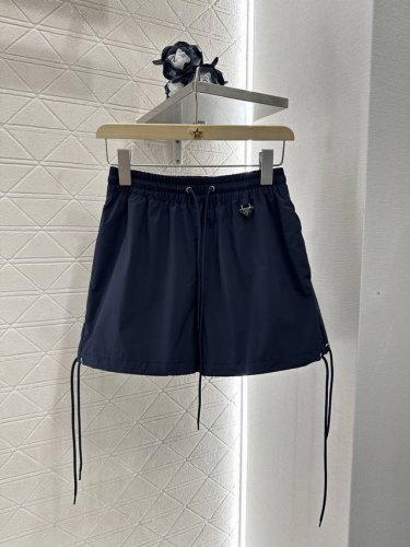 prad*2025新品上架 字母徽标抽绳短裤 定制Yb防风防水环保再生尼龙材质 质感舒适 品相十足 高腰短裤裁剪 腰部调节松紧抽绳调节 形成结构性碰撞 增添工装