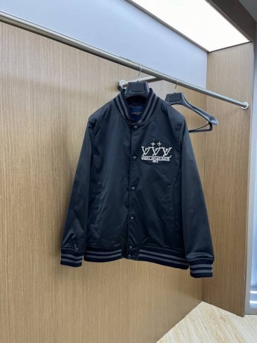 lv 路易威登 2025开纯新款男士棒球领夹克外套，高定专柜面料 透气舒适度高，细节无可挑剔，品牌元素设计理念，做工考究工艺复杂，专业代购级体现高品质。Lz手感