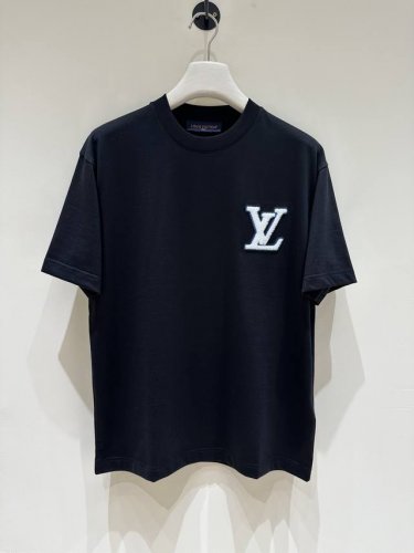 新品 V登家族男士高端时装款圆领短袖T恤，香港洋行渠道货，高奢品鉴白金级单品，25年春夏新品，经典人气单品！ 客供埃及进口顶级面料，高克重打造，经过意大利百年工