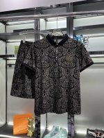 直 Versace范思哲 2025官网同款.世界知名奢侈品牌.夏季男士丝光高品质货翻领套装 采用进口原单面料 当季时尚潮流款 百搭爆款 简洁大方 精密的车工 让