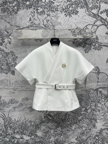 d家 25早春新款 V领短袖上衣 重新演绎经典版 帅气复古经典版型不挑人 百搭又时髦 纯白色显白又显气质 搭配腰带可凸显腰线 增添造型感 胸口精致Logo胸针装