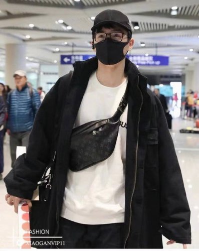 配礼盒包装 下单名称 Lv44336黑花胸包 高端货 新款 Louis Vuitton 胸包 m44336 discovery 腰包 discovery 腰包属