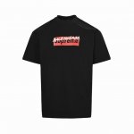 balenciaga & Supreme 联名款Logo印花短袖 原版印花一比一复刻，采用进口原浆加配涂鸦印花工艺， 面料采用纯棉精梳棉面料，上身效果宽松休闲，