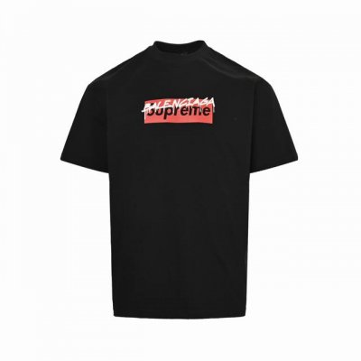 balenciaga & Supreme 联名款Logo印花短袖 原版印花一比一复刻，采用进口原浆加配涂鸦印花工艺， 面料采用纯棉精梳棉面料，上身效果宽松休闲，