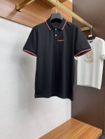 P290 普拉达 2025新款男士珠地棉翻领短袖Polo衫经典商务男装衬衫领 Polo 衫 棉质珠地面料呈现。轻盈柔软的面料经过成衣染色，营造出优雅纹理，让衣服