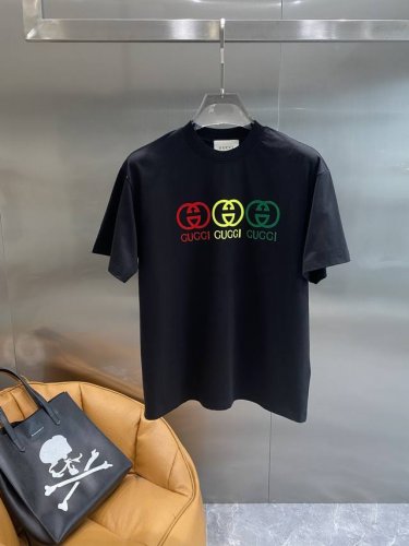 古家 Gucci短袖 超有范 简约又大气，上面那标志性的红绿黄三色双G图案和“Gucci”字样，色彩鲜明，经典又时尚，瞬间提升了整件衣服的格调 。面料柔软亲肤，
