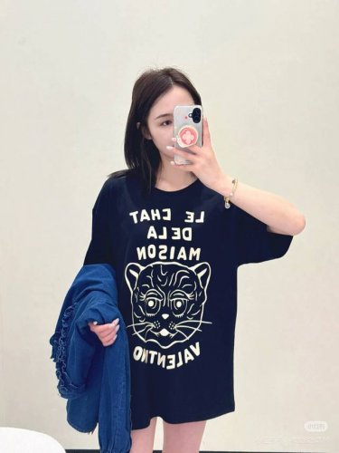 valentino25新款 动物元素为日常 增添活力，原版开发 高版出品。已动物 字母印花设计，版型宽松 男女同款 Sml