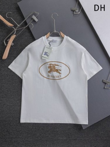 Burberry Bbr 巴宝莉 微宽版型S-Xl bbr 25Ss新款独家限定 专柜最新款 胸前战马十字绣椭圆形刺绣精美工艺 320克洗水面料T恤作为奢侈界的