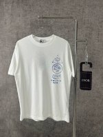 dior迪奥2025新款植物插画图案字母印花T恤短袖 轻薄款式。 这款 T 恤展示来自本季 Dior And Hylton Nel 联名系列的标志。采用白色棉质