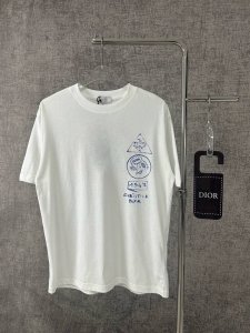 dior迪奥2025新款植物插画图案字母印花T恤短袖 轻薄款式。 这款 T 恤展示来自本季 Dior And Hylton Nel 联名系列的标志。采用白色棉质