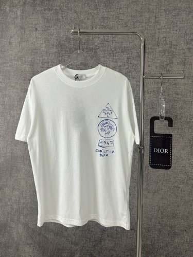 dior迪奥2025新款植物插画图案字母印花T恤短袖 轻薄款式。 这款 T 恤展示来自本季 Dior And Hylton Nel 联名系列的标志。采用白色棉质