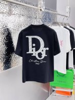 dio* 顶级货品2025春夏新款首发专柜最新款短袖圆领T恤 高端订制 设计前卫时尚！品牌Logo重工艺设计 高端定制260克面料.手感柔软.穿着舒适.专柜级别
