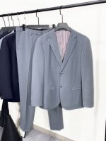 新品 ！25四季款Thom Browne汤姆布朗西服套装可不是像一般服饰那么简单容易能生产的,面料要求是极其严格且制作工序复杂多变.假如一道工序制作粗心或是将就