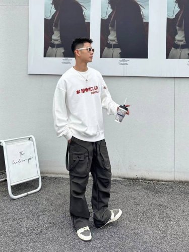 Moncler官网 新款字母印花双层重工字母图案不管是T桖还是卫衣都是每年的爆款单品 前幅大面积印花采用大康丽数码印花机直喷 成本极高 经过多次的调试打版图案色
