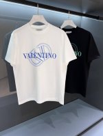 新品 华伦*奴 重磅印花 Val男士圆领短袖T恤 2025Ss春夏新品Os宽松版型 效果更为简约利落,为时尚造型增添一抹独特风采...单穿内搭完美展现 刺绣标徽