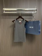 p150Saintlaurent Ysl 圣罗兰标识刺绣背心，定制织梦雅韵罗纹棉，标志性地Ysl标识刺绣跃然衣上，彰显独特身份与魅力。采用进口机刺绣工艺，使用先
