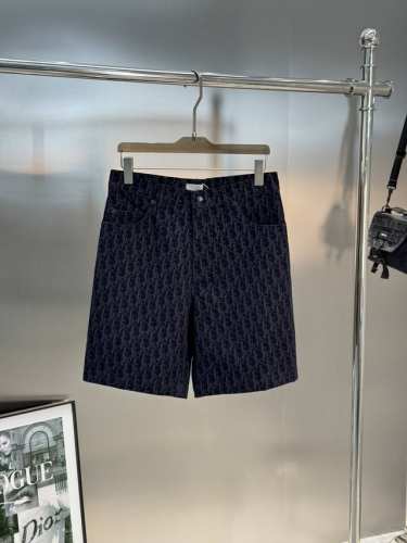 Dior-迪奥25S经典牛仔短裤来自 Dior And Kaws 限定系列，展示 Oblique 印花 采用蓝色棉质混纺牛仔布精心制作，背面饰以 Dior An