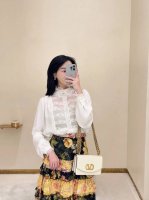 Val华伦 2025早春新款 花边长袖衬衫 胸前欧根纱拼接 精致层叠的花边点缀于领口和袖口 彰显大牌质感 大身素色百搭不挑人 微日常休闲通勤。两个色现货Sml