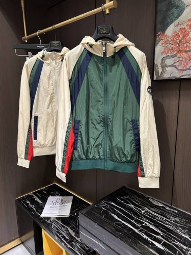 Gu25S春夏男士连帽外套夹克.......主体高密度聚酯纤维面料 满足于常规休闲且包容所有场合的着装需求，出在穿搭季属于极出色的首选单品，实穿性极佳！！码数M
