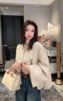 贵气版大量出货新年战袍显白中国红诗意提花刺绣外套 面料图案凸显中式风格丰富层次感浮雕肌理 宽松廓形对身材无挑剔，包容修饰身形 圆领小巧 将脸型修饰的更精致秀气