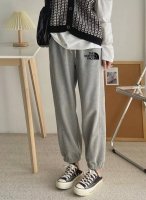 The North Face 北面Tnf经典百搭宽松卫裤束脚裤休闲裤子 ｜无敌版型｜｜男女同款｜ 面料采用超高品质华棉 最大的优点就是亲肤性跟保形性好 顶级面料
