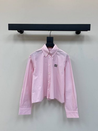 Miumi*25春夏新款粉色毛边短款衬衫。自然毛边设计非常有个性，时髦又百搭，胸前口袋品牌Logo点缀。经典设计耐看又帅气，短款版型休闲随性好驾驭，包容各种身材