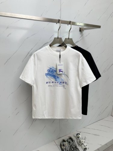 Burb 2025 圆领短袖T恤打底衫 元素性的Logo徽章凸显休闲时尚魅力,依然独领时尚风骚.内搭好伴侣 客供高支弹力针织100%液氨空气层面料,平整匀称的针