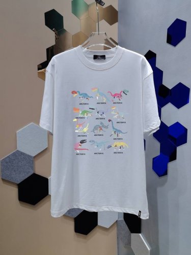 新款上架 高品质 Arc'teryx Jilsander始祖鸟短袖 2025春夏新款 小鸟系列字母Logo印花圆领短袖T恤衫 采用定制280克双纱纯棉面料 男女